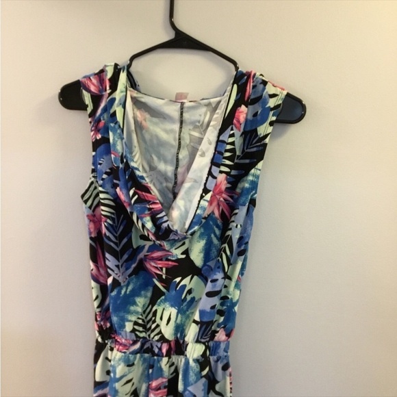 NO Boundaries Med (7-9) multi color  hooded romper
Lace tie front
Hooded - Picture 2 of 16